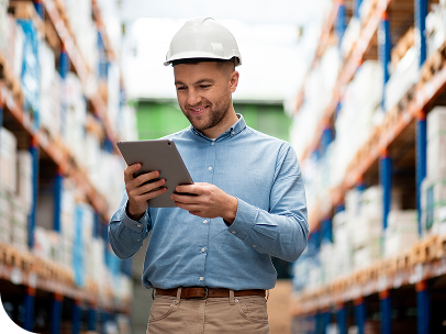 Homem trabalhando com tablet